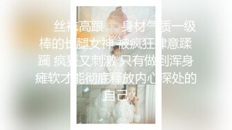 绿奴的小鸡巴被绿主和老婆用脚轮流玩弄